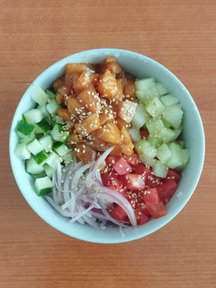 Una foto de Poke de salmón y melón