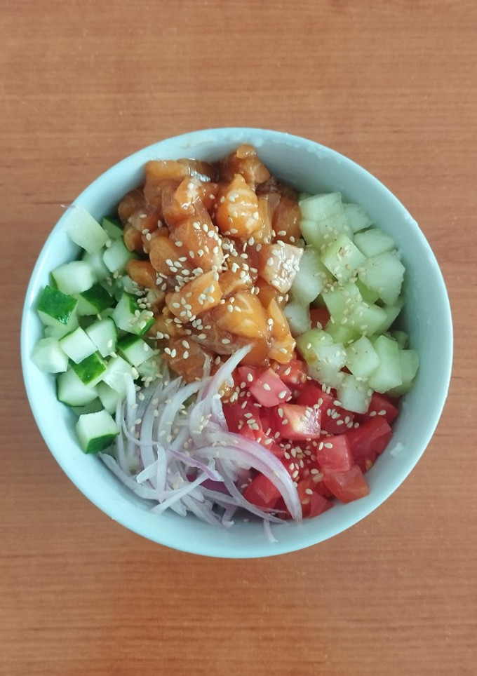 Una foto de Poke de salmón y melón