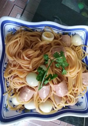 Hình của món Mì ý xiên xúc xích sốt cay.
