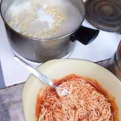 Una foto de Fideos caseros con salsa