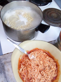 Una foto de Fideos caseros con salsa