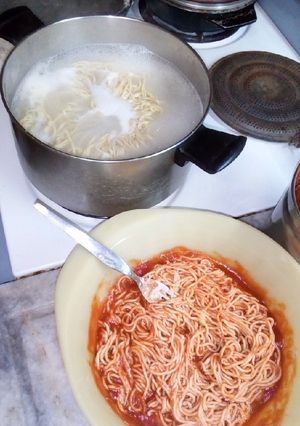 Una foto de Fideos caseros con salsa