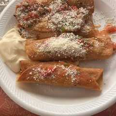 Una foto de Tacos dorados con pollo🤤🤤🐥🍗🍗🌮🌮🥂
