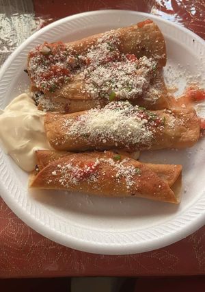Una foto de Tacos dorados con pollo🤤🤤🐥🍗🍗🌮🌮🥂