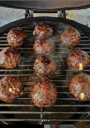 Une photo de Cheesy Bombs avec du veau (Boulette de viande avec insert fromage)
