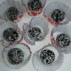 A picture of Dates chocolate bolls.