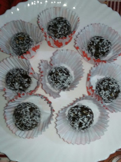 A picture of Dates chocolate bolls.