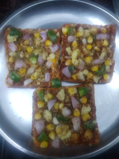 ब्रेड पीज़ा (bread pizza recipe in Hindi) रेसिपी मुख्य फोटो