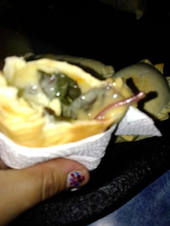 Una foto de Empanadas de hoja de remolacha con salsa blanca