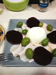 Una foto de Ensalada de remolacha, jamón dulce de pavo y queso fresco