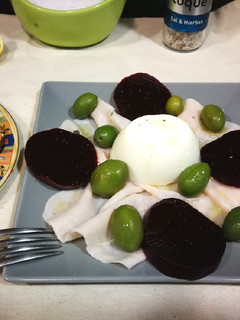 Una foto de Ensalada de remolacha, jamón dulce de pavo y queso fresco
