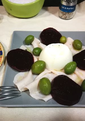 Foto principal de Ensalada de remolacha, jamón dulce de pavo y queso fresco