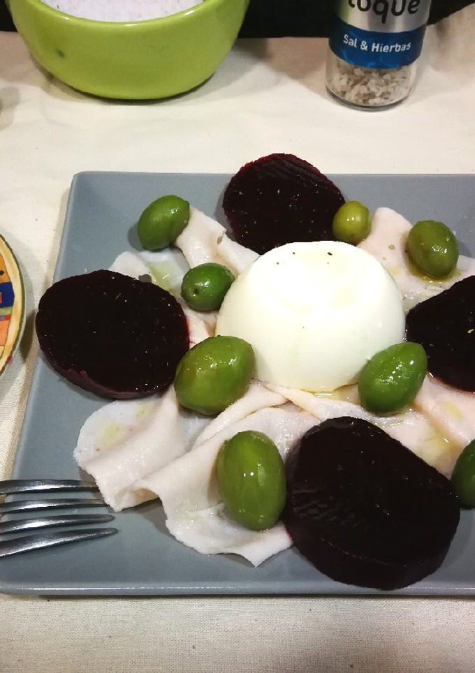 Una foto de Ensalada de remolacha, jamón dulce de pavo y queso fresco