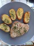 Filete de Atún con Pan al Ajo