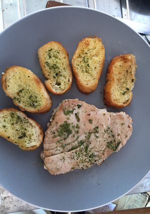 Una foto de Filete de Atún con Pan al Ajo