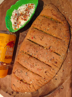 સ્ટફ્ડ ચીઝ ચીલી ગાર્લિક બ્રેડ સ્ટીકસ (Stuffed Cheese Chilli Garlic Bread Sticks Recipe In Gujarati) રેસીપી મુખ્ય ફોટો