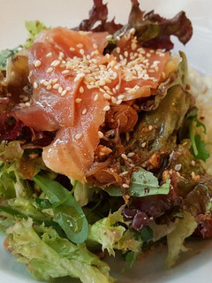 Una foto de Ensalada de salmón