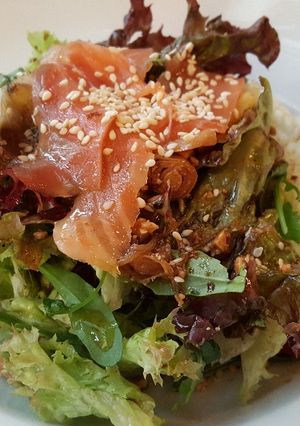 Una foto de Ensalada de salmón
