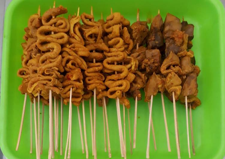 Membuat sate usus ayam