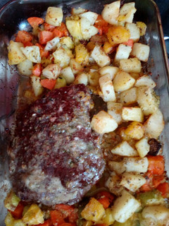 Una foto de Carne al horno con papas, boniato, zapallito y tahini