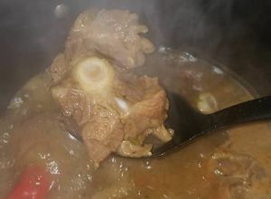 Una foto de Cola de Res con Recadito de Masa o Maizena