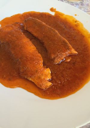 Una foto de Salmon en salsa de tomate