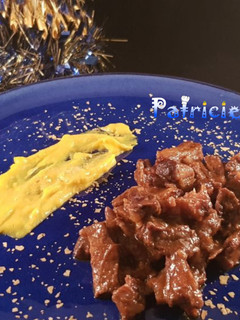 Una foto de Rabo de ternera al vino tinto con puré de patatas al curry