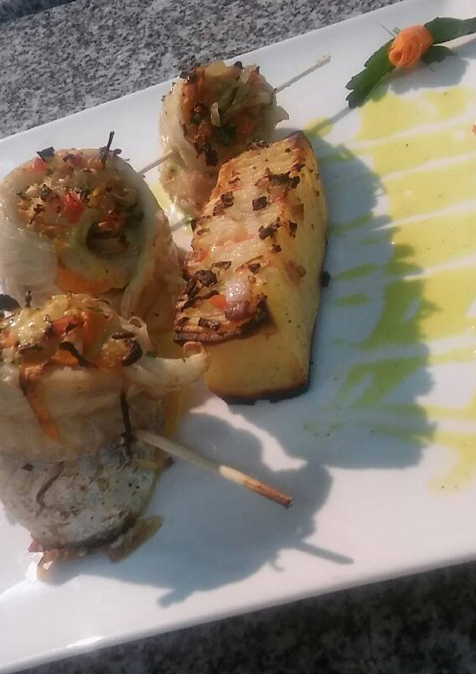 Una foto de Rolls de pescado con papas acordeón
