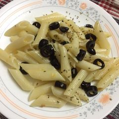 Garlic olive dry pasta A picture of Garlic olive dry pasta.