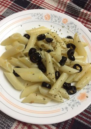 A picture of Garlic olive dry pasta.