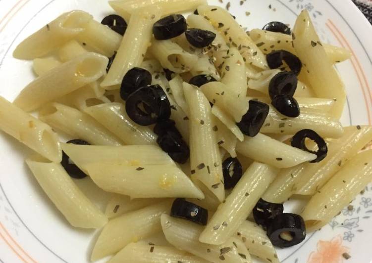 Garlic olive dry pasta
