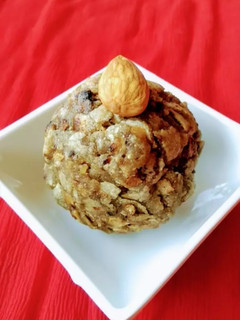 रोटी का लड्डू (Roti ka ladoo recipe in hindi) रेसिपी मुख्य फोटो