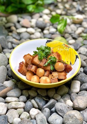 Hình của món Thịt Heo Quay Kho Trứng Cút.