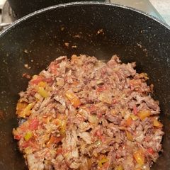 A picture of Shawarma with onion 🌰,tomatoes 🍅,pepper 🌶.