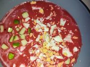 Una foto de salmorejo de remolacha