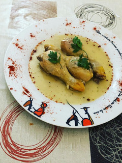 Una foto de Muslos de pollo en salsa de cebolla y ajo