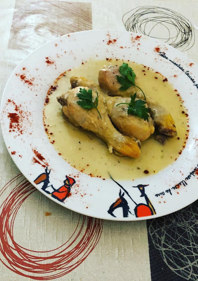 Una foto de Muslos de pollo en salsa de cebolla y ajo