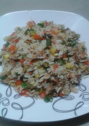 Una foto de Arroz con vegetales y pernil