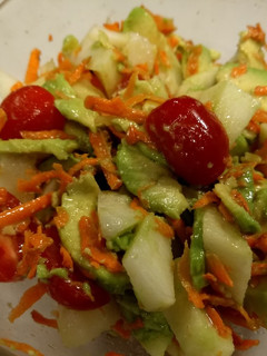 Una foto de Ensalada manzana, tomate, palta y zanahoria