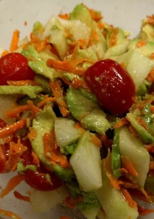 Una foto de Ensalada manzana, tomate, palta y zanahoria