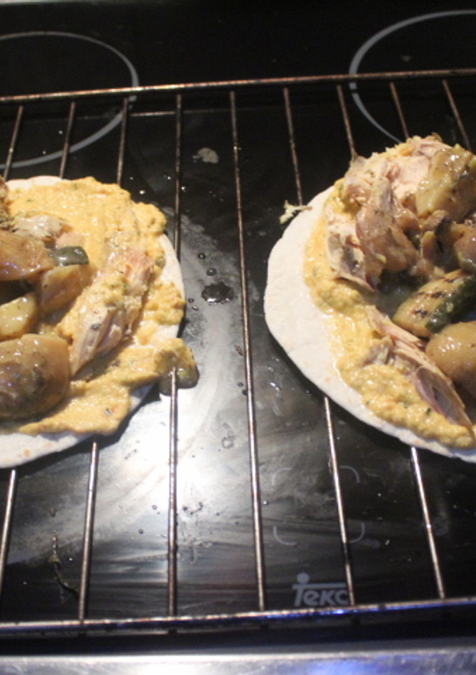Una foto de Tortitas mexicanas con complejo de pizza de sobras de pollo