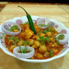 A picture of Chole Paneer Sabzi.