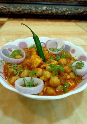 A picture of Chole Paneer Sabzi.