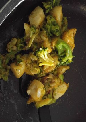 A picture of Cheesy Broccoli Potato Side.