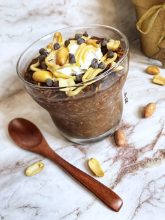 صورة لوصفة فطور الشوفان بزبدة الفول السوداني والشوكولاتة 🥜🍫