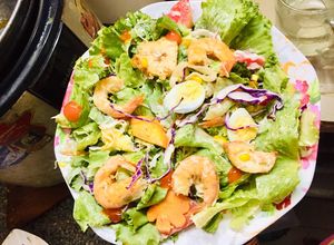 Hình của món Salad tôm trộn thập cẩm 🥗.