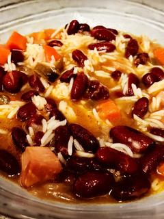 Una foto de Alubia roja estofada con arroz 🍚 en crockpot (olla de cocción lenta)