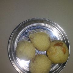 A picture of Rava laddu.