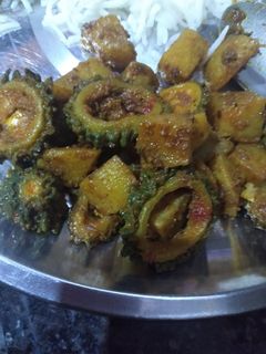 आलू करेला (aloo karela recipe in Hindi) रेसिपी मुख्य फोटो