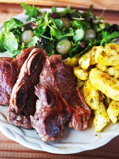 Una foto de Churrasco de ternera con patatas al curry y cúrcuma